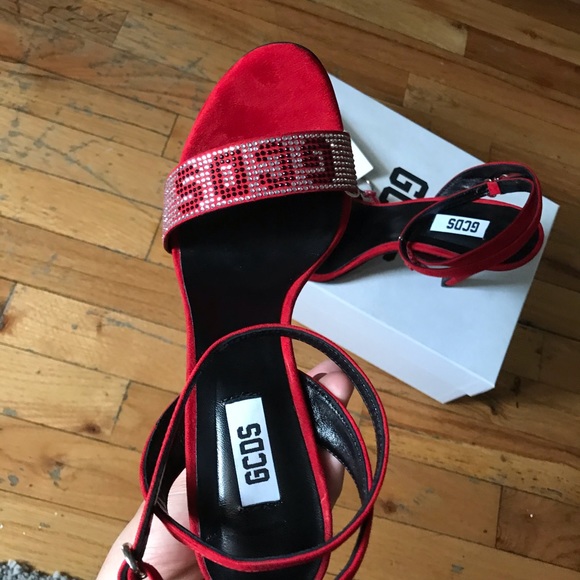 GCDS brand new size 11 but runs 2 size downs - Picture 11 of 15